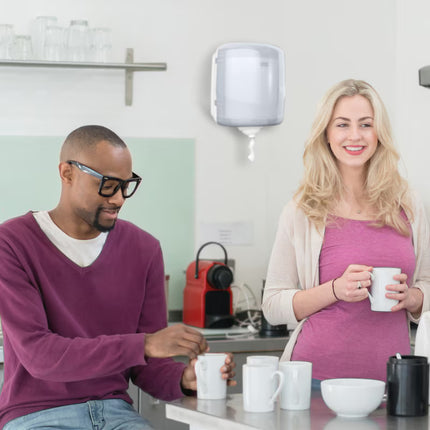 Doi clienti fericiti care folosesc dispenserul tork