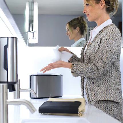 Clientii folosesc dispenserele Tork 460005